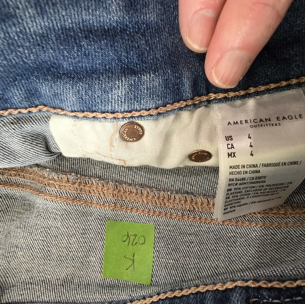 Size 4 AE midi shorts with eyelet lace pocket detail - Picture 5 of 5